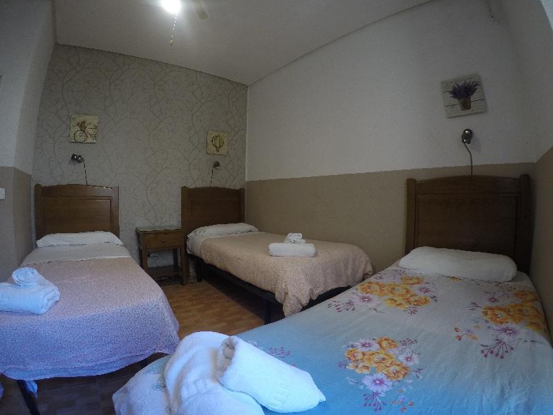 Hostal Los Perales Madrid Exterior foto A room at the hotel
