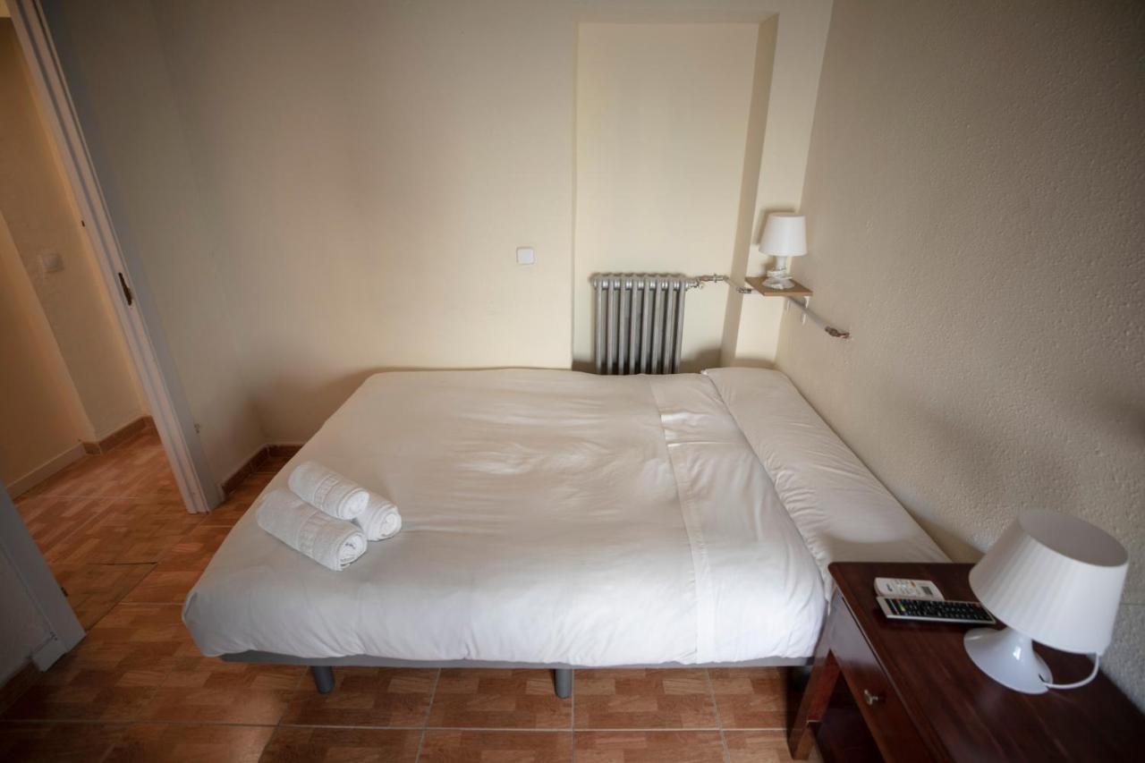 Hostal Los Perales Madrid Exterior foto A room at the hotel