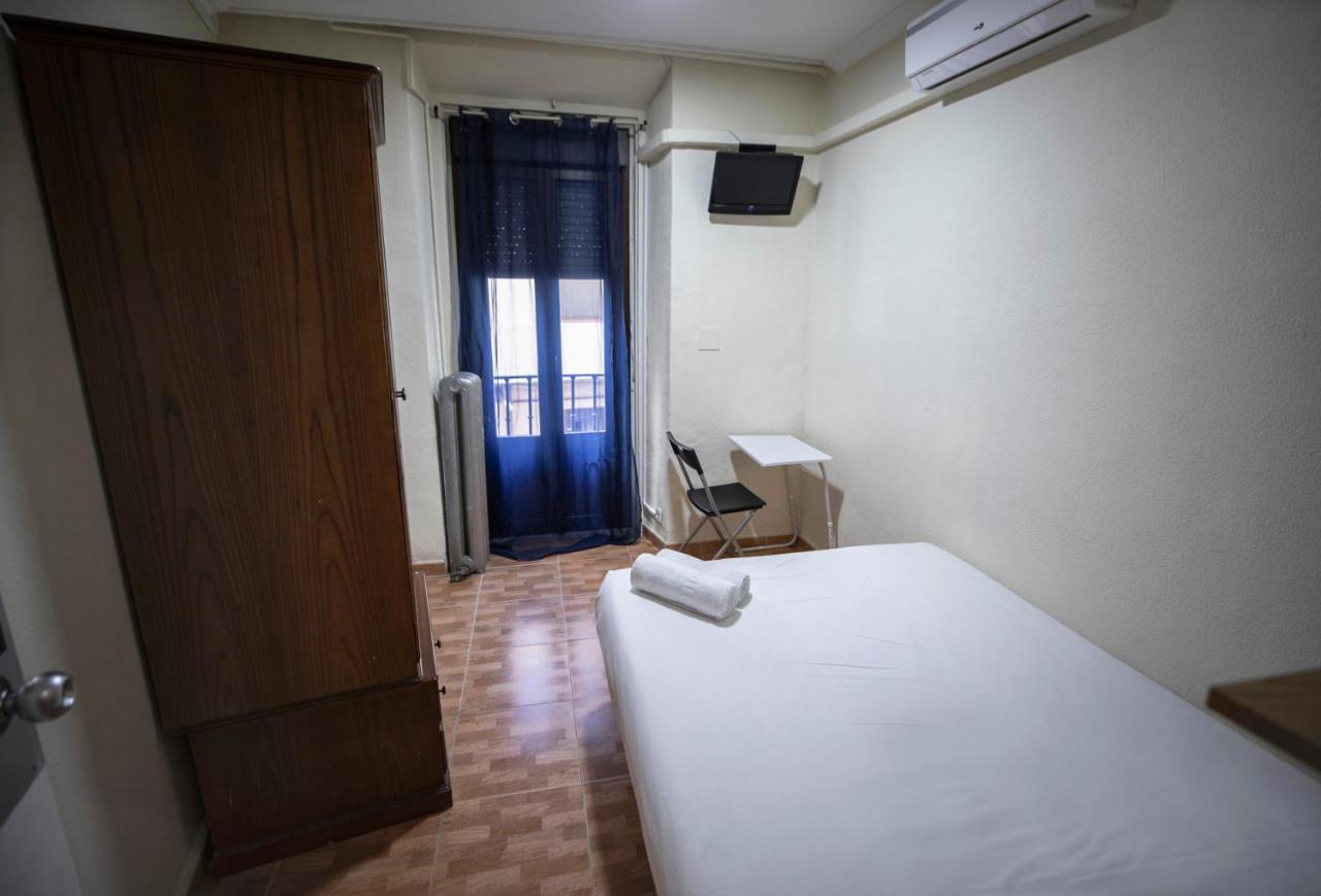 Hostal Los Perales Madrid Exterior foto A room at the hostel