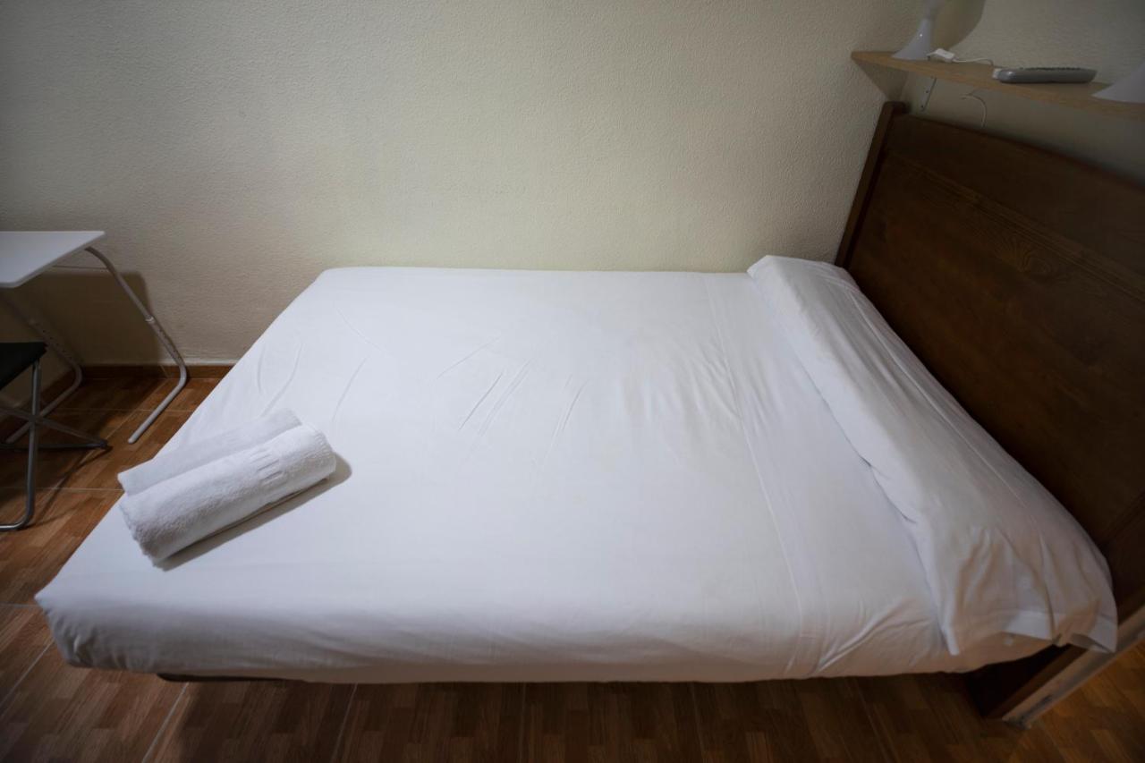 Hostal Los Perales Madrid Exterior foto A bed with a sheet