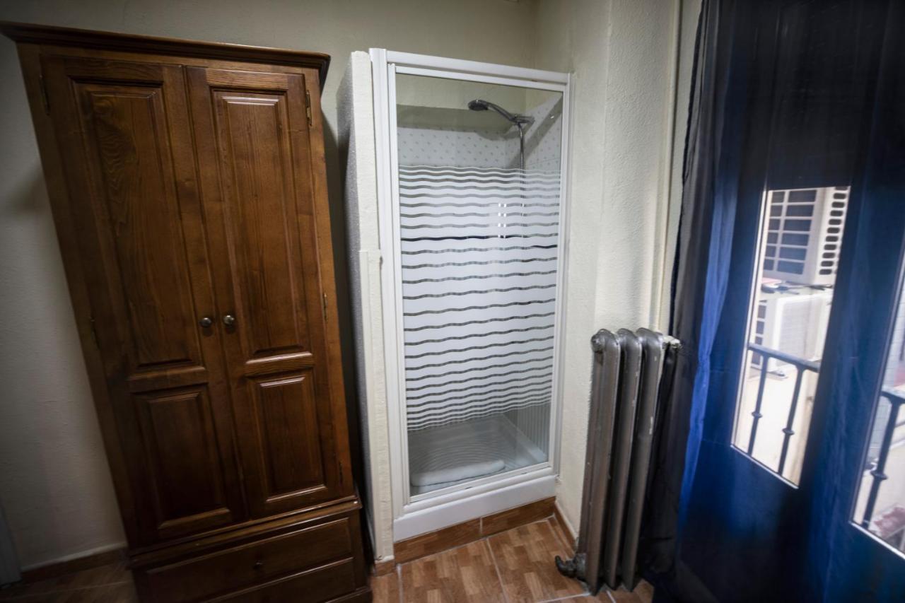Hostal Los Perales Madrid Exterior foto A shower enclosure