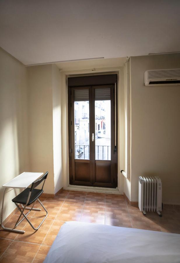 Hostal Los Perales Madrid Exterior foto A French window