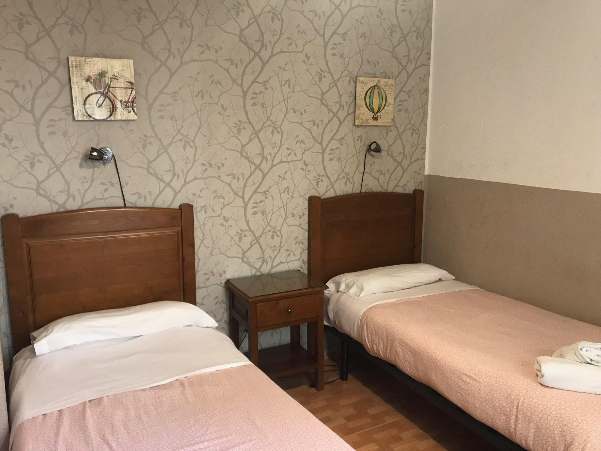 Hostal Los Perales Madrid Exterior foto A room at the hotel