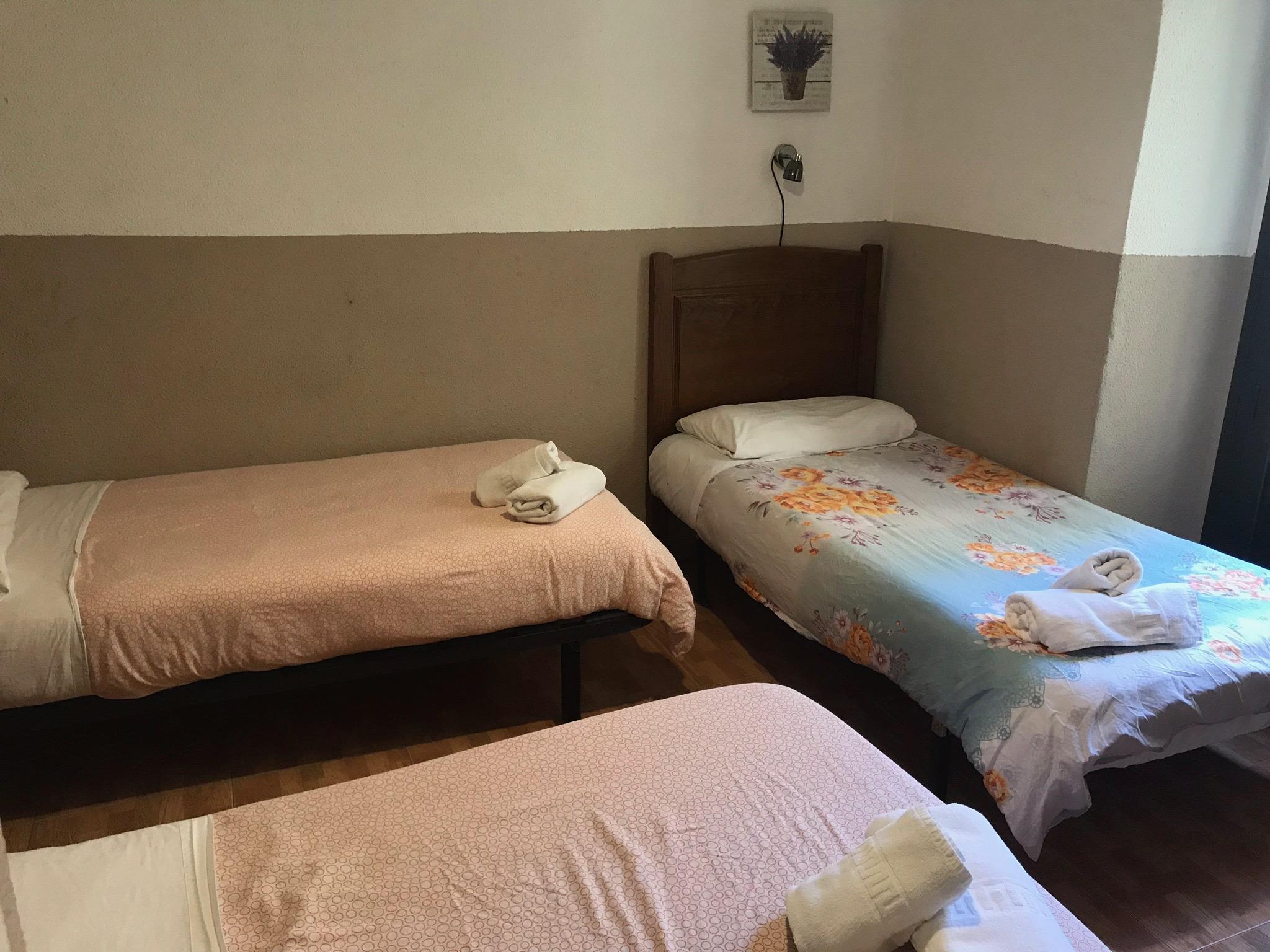 Hostal Los Perales Madrid Exterior foto A room at the hotel