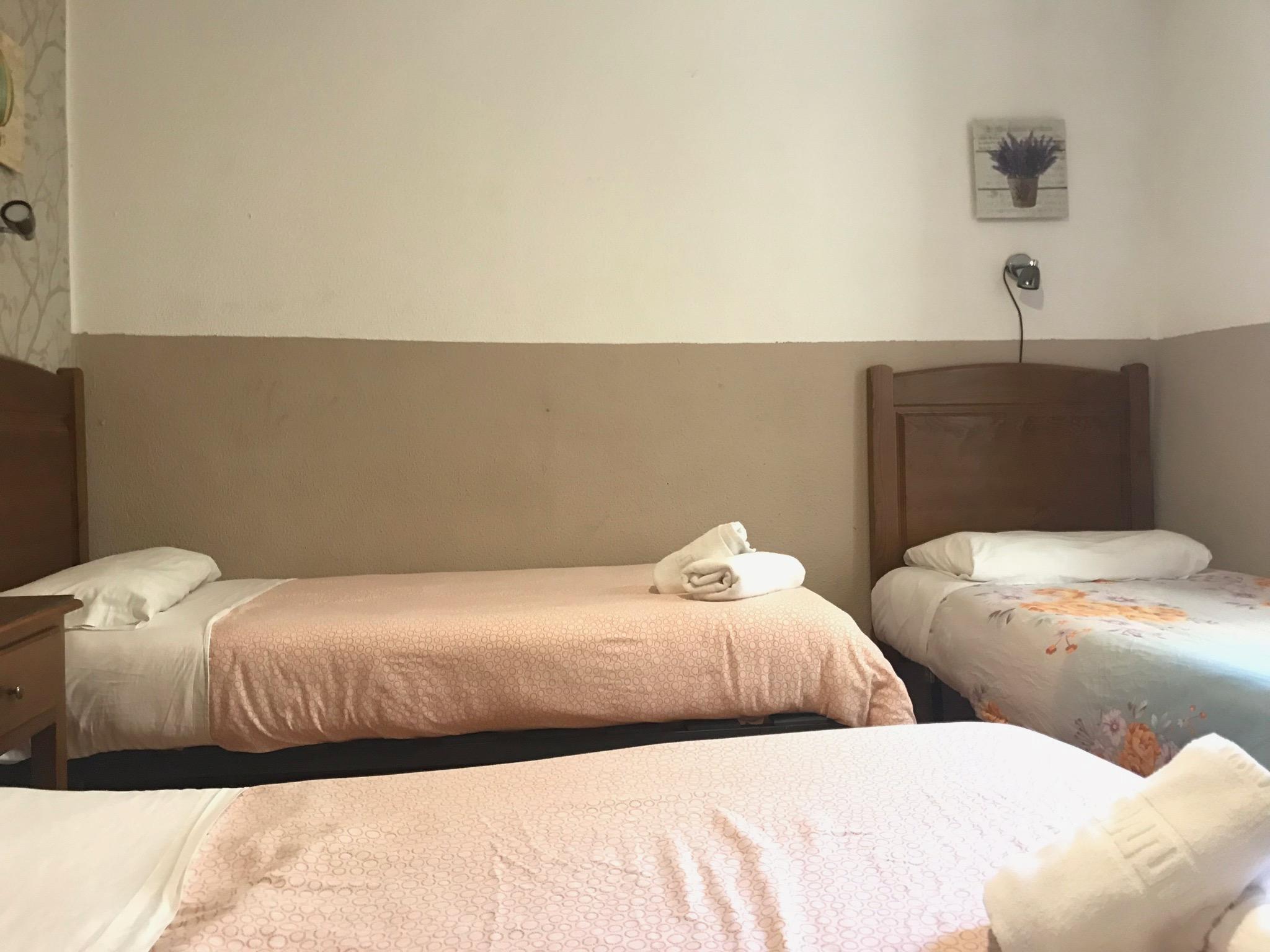 Hostal Los Perales Madrid Exterior foto A room at the hotel