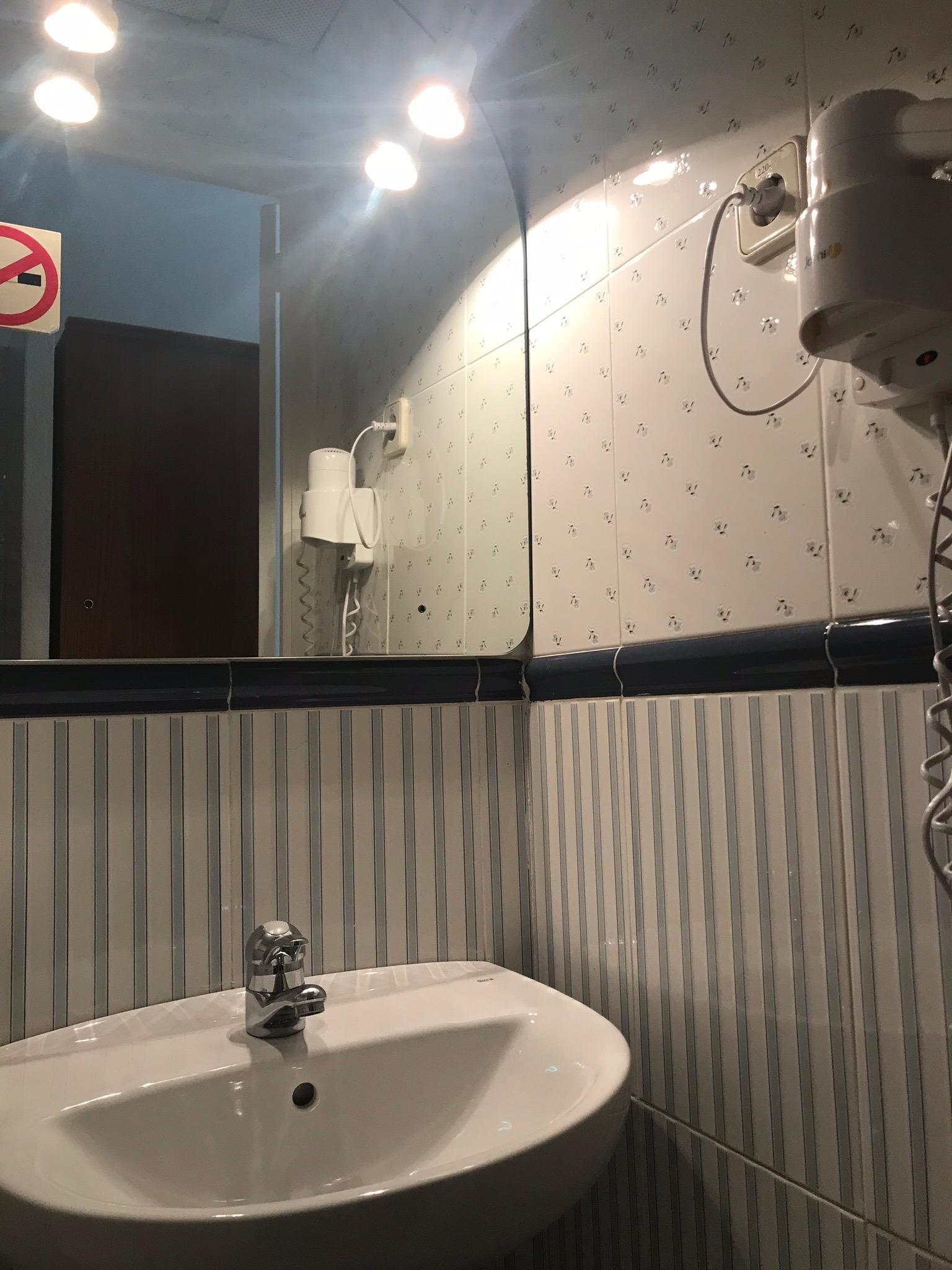 Hostal Los Perales Madrid Exterior foto A shower in a hotel bathroom