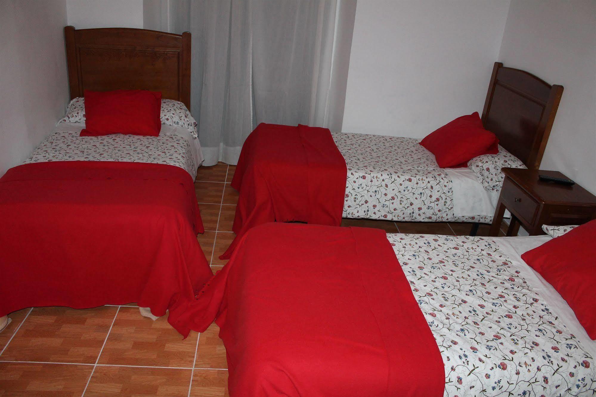 Hostal Los Perales Madrid Exterior foto A typical bedroom in a hostal